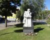 Szenczi Molnár Albert szobra a városi parkban.jpg